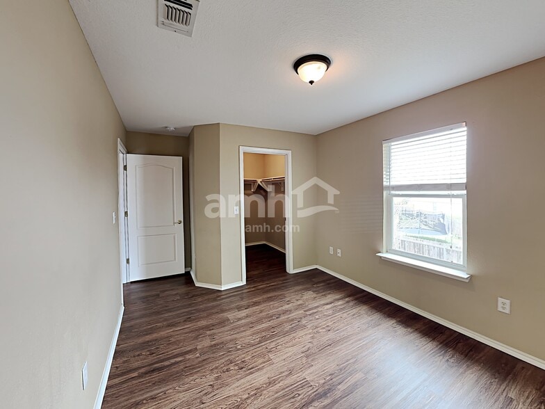 Building Photo - 9211 Mission Run