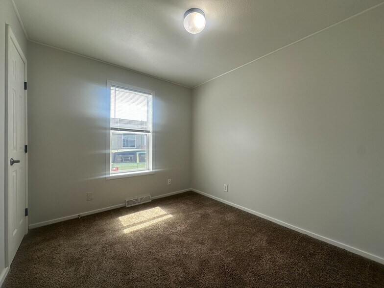 Building Photo - 1961 Four Seasons Dr