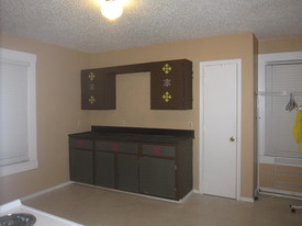 Building Photo - 710 Chautauqua Ave