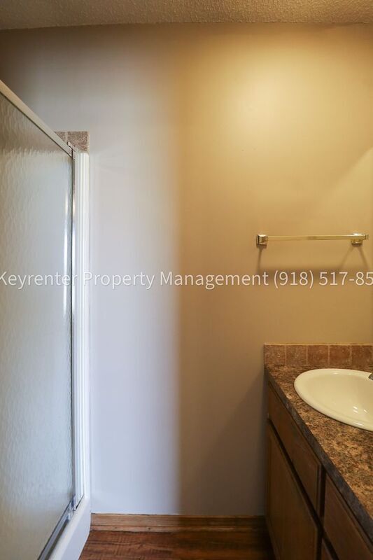 Building Photo - 1307 N Willow Dr