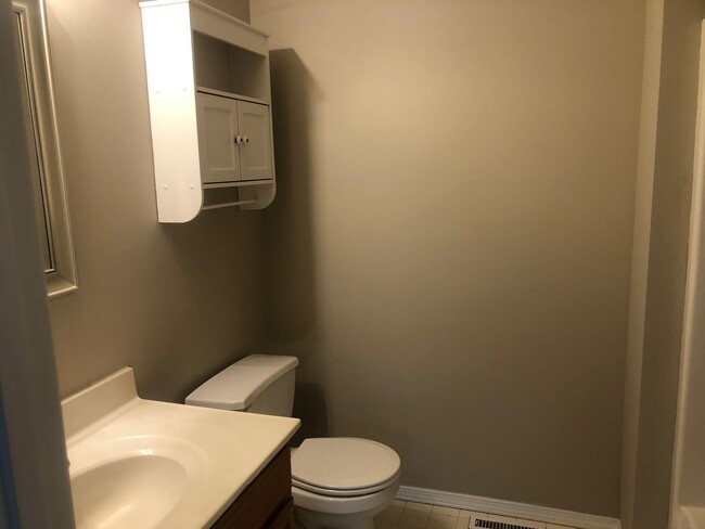 Building Photo - Extremely sharp 3BR 2.5 bath townhouse in ...