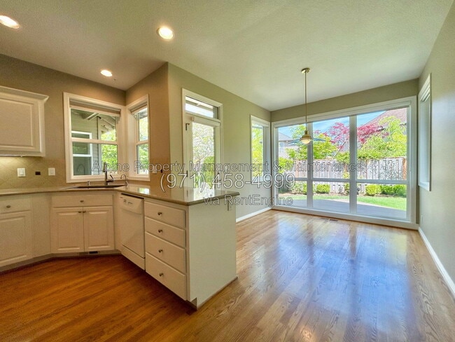 Building Photo - 820 NW Pebble Beach Way