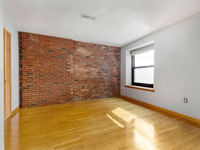 Building Photo - 386 Commercial St