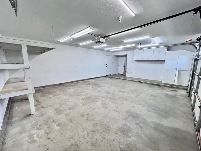 Building Photo - $2,850 Shaw & Academy 4 Bedroom / 2 Bathro...