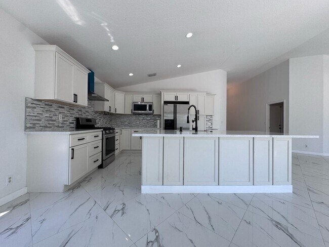 Building Photo - 240 Malibu Cir