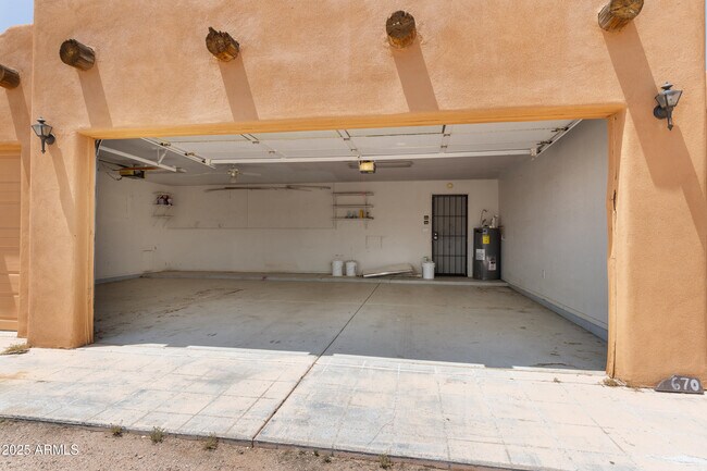 Building Photo - 670 E Moon Vista St