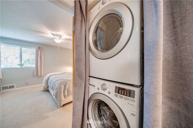 Building Photo - Beautifully Remodeled 2 bed/1.5 Bath Townh...