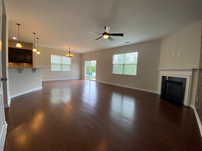 Building Photo - 454 Livingston Dr