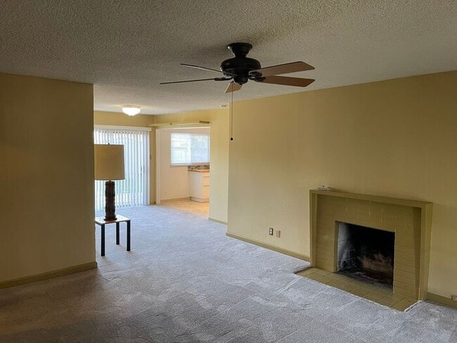 Building Photo - 3 bedrooms, 1 baths, 2 car garage and larg...