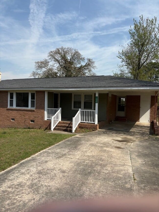 Building Photo - 3 bed 2 bath brick home on corner lot