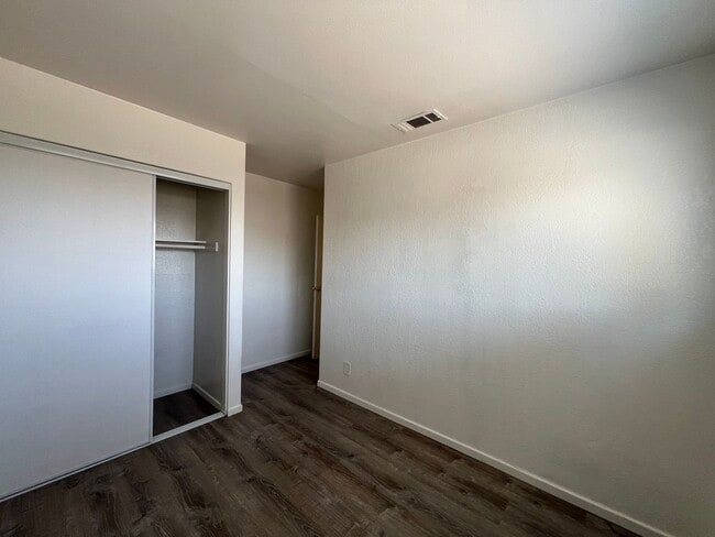 Building Photo - Beautiful 4 Bedroom 2 Bathroom Home