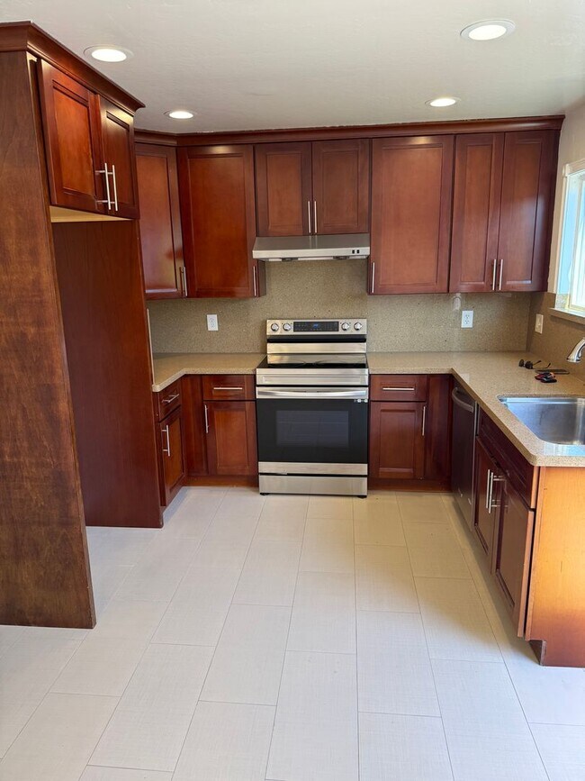 Building Photo - $3,150 / 2 BR - Updated Townhome in Prime Union City!