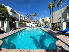 Building Photo - 423 2nd St