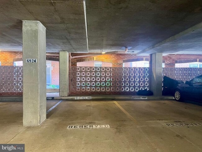 Building Photo - 6924 Fairfax Dr