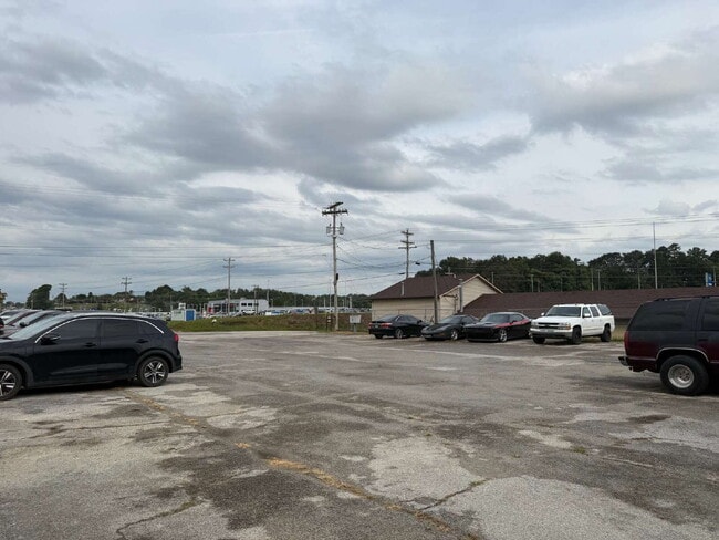 Building Photo - Renovated 1-bedroom, 1-bath apartment feat...