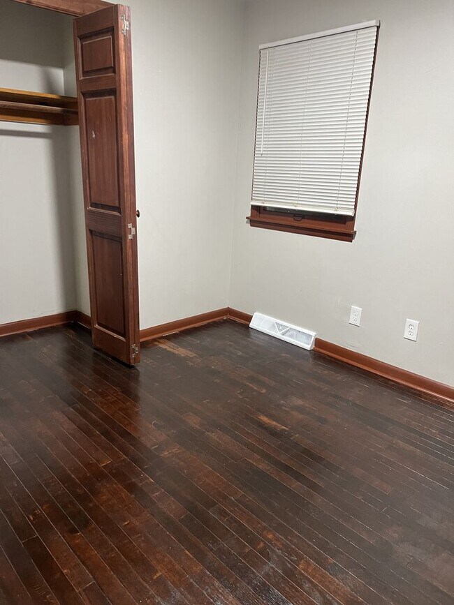 Building Photo - Welcome to this charming 3-bedroom, 1-bath...