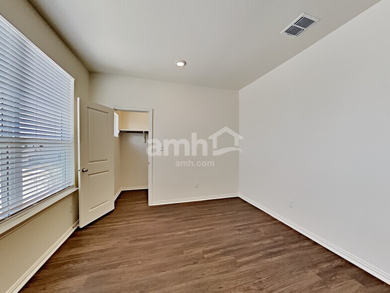 Building Photo - 2721 Wolfcreek