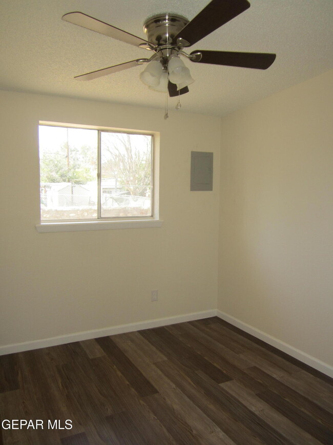 Building Photo - 305 Corvena Way