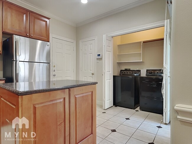 Building Photo - 1127 Enclave Square E