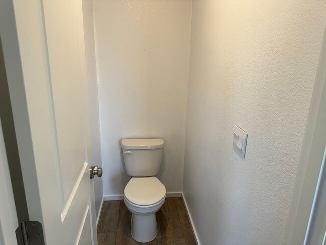 Building Photo - 4 bedroom 2.5 bathroom almost-new house in...