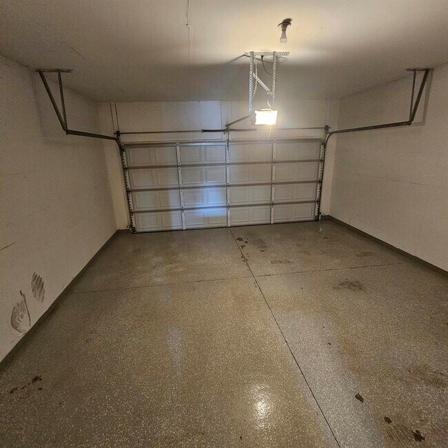 Building Photo - 3 Bedroom, 2.5 Bath Condo, Kitchen with St...