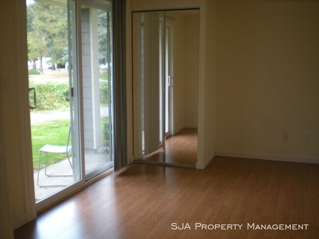 Building Photo - Cozy ground floor Condo in Redmond!