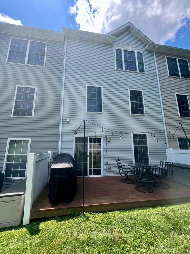 Building Photo - Stunning 3-Bedroom Townhome with 1-Car Gar...