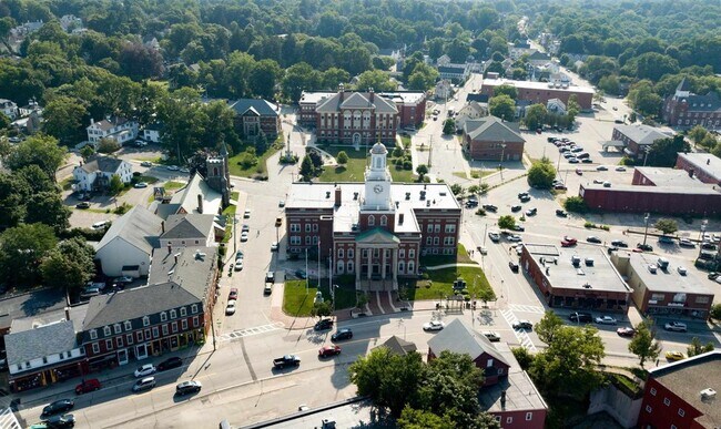 Building Photo - 10 4th St