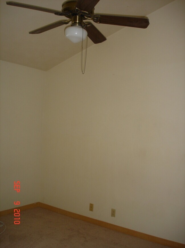 Building Photo - $3,000 / 2-BR / 2-BATH Townhouse with 1 pa...