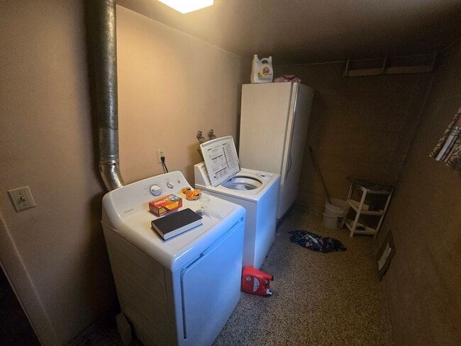Building Photo - Rooms for Rent in Home Near SUU