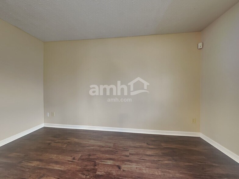 Building Photo - 7 E Pine Ridge Dr