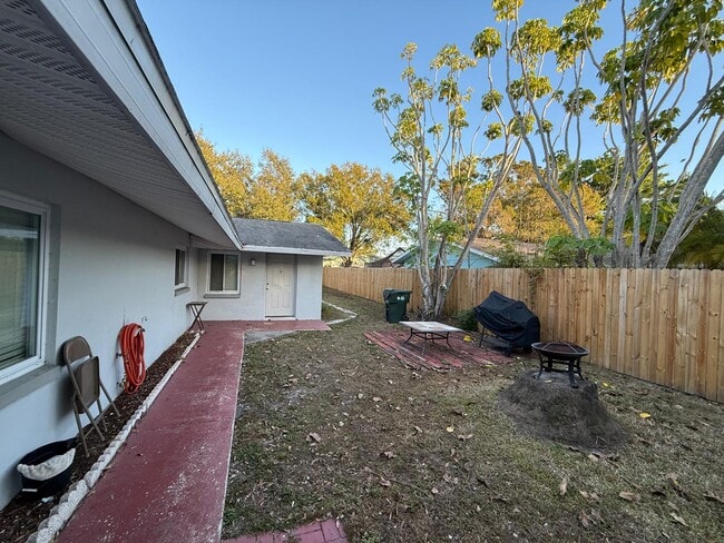 Building Photo - 915 Lake Palms Dr