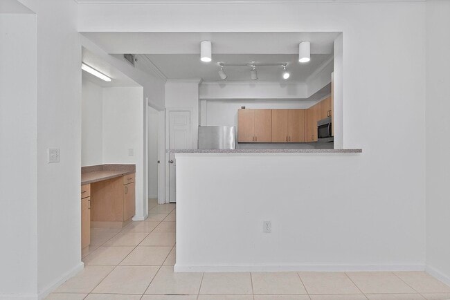 Building Photo - 533 NE 3rd Ave