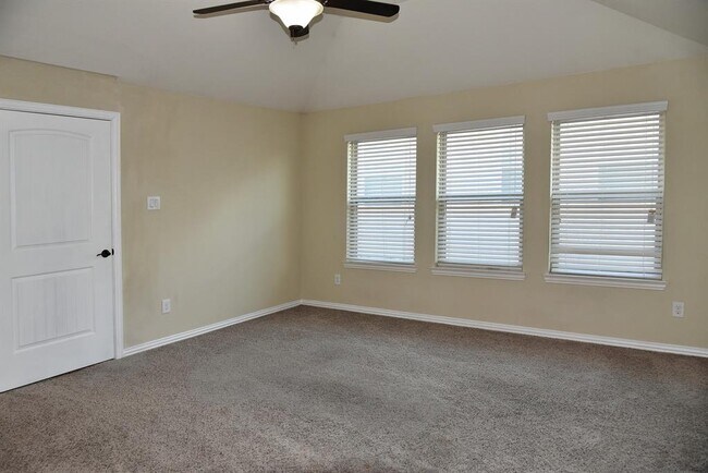 Building Photo - 2229 Maple Point Dr N