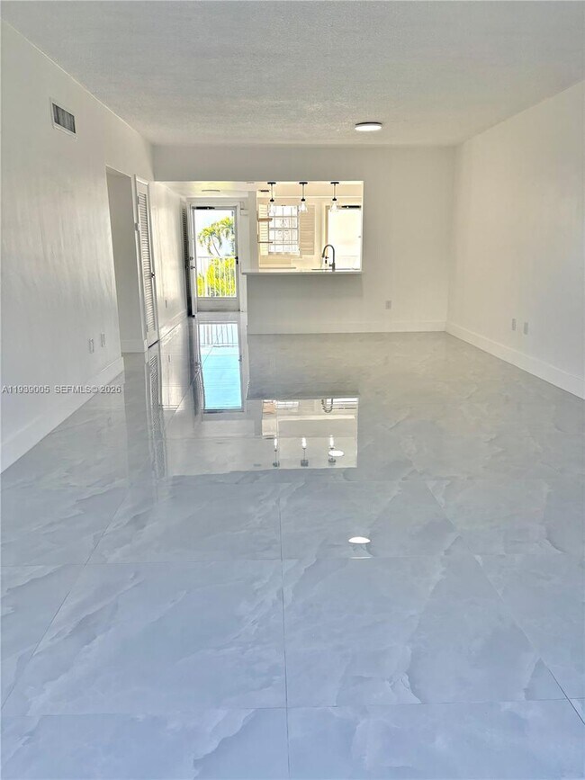 Building Photo - 9159 SW 77th Ave