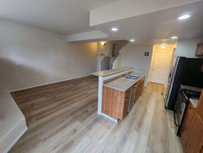 Building Photo - 3 Bedroom Townhome in Gated Community