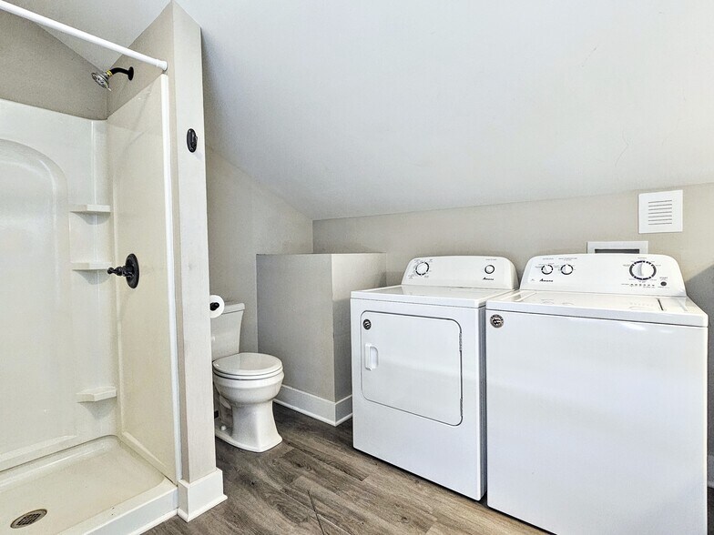 Building Photo - 221 Main St