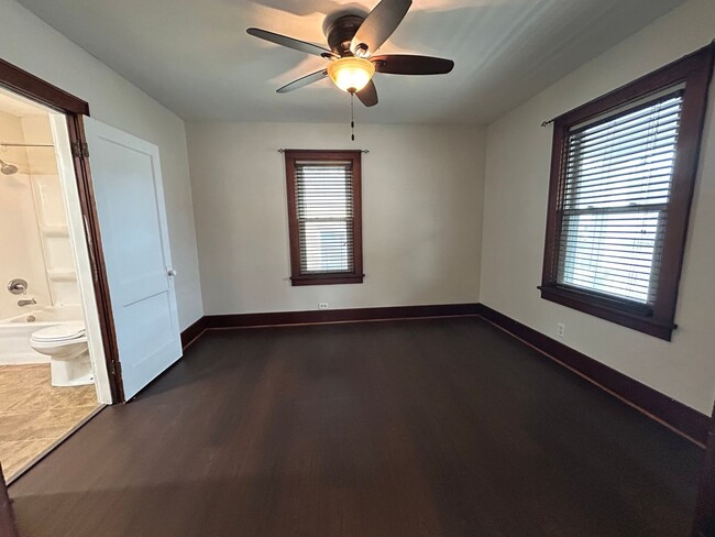 Building Photo - 2 Bedroom 1 Bath