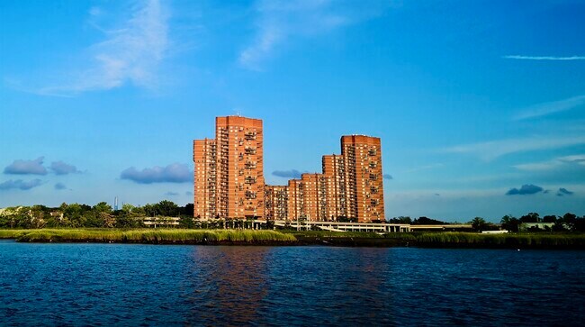 Building Photo - 1434 Harmon Cove Tower