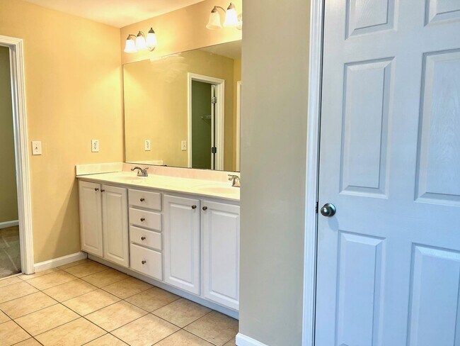 Building Photo - Large 4 Bedroom 2.5 Bath Home