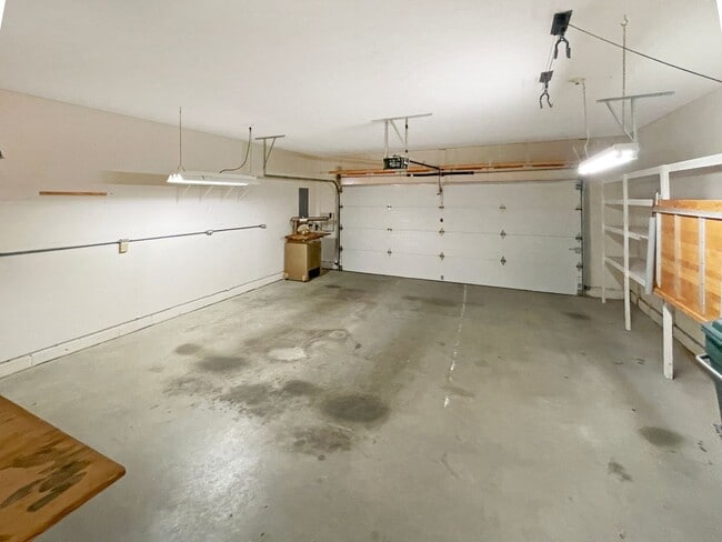 Building Photo - Spacious 3 bedroom/ 2 full bath home in Mi...