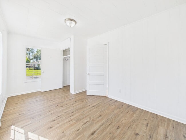 Building Photo - AFFORDABLE DUPLEX IN RAYNE!