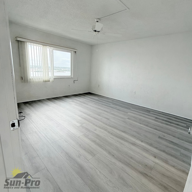 Building Photo - 3606 S Peninsula Dr