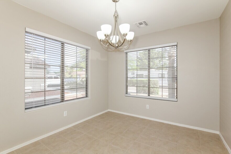 Building Photo - 2036 E Danbury Rd