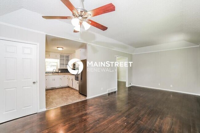 Building Photo - 3 Bedroom Pet-Friendly Home in BLUE SPRINGS, MO with Main Street Renewal