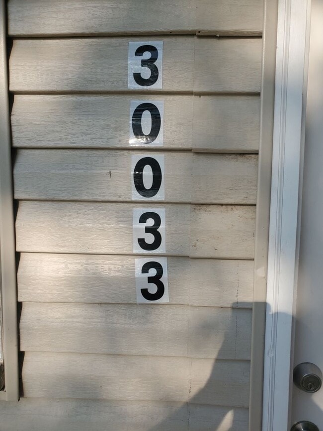 Building Photo - 1 BD AVAILABLE NOW. $600 PER MONTH. NEW STAINLESS STEEL APPLIANCES and UPDATES!!