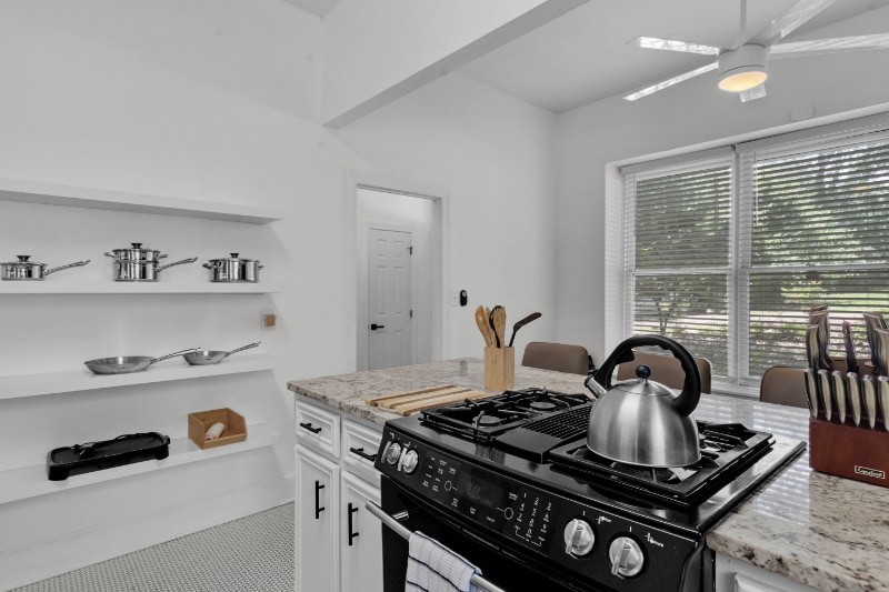 Building Photo - 806 Oakwood St