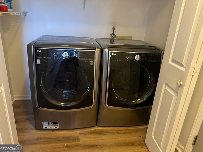 Building Photo - 638 Oberlochen Way