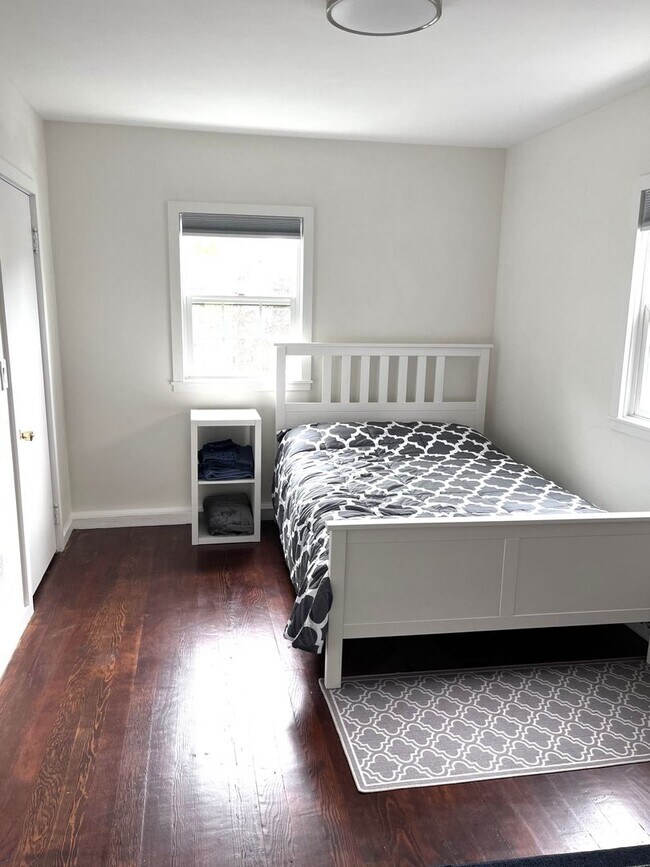 Building Photo - Fully Furnished- 2 bedroom/ 2 bathroom in ...