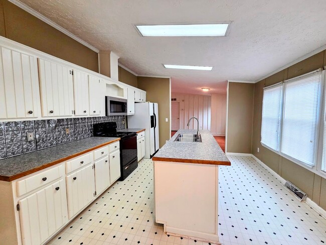 Building Photo - 3 Bedroom Mobile Home in Williamston